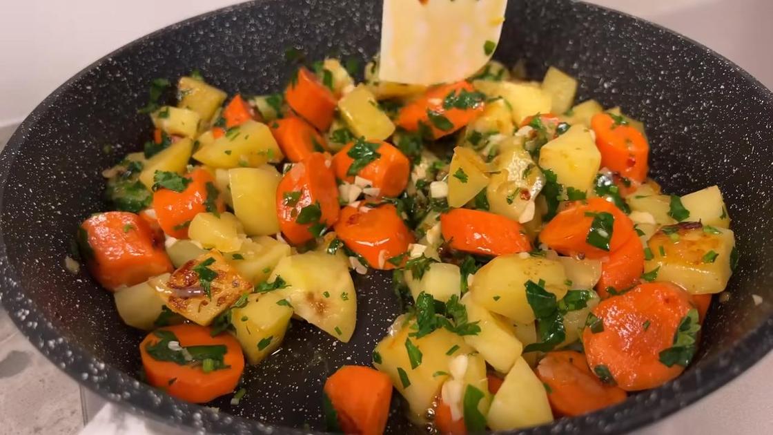 Картофель, морковь, лук, чеснок обжаривают на сковороде