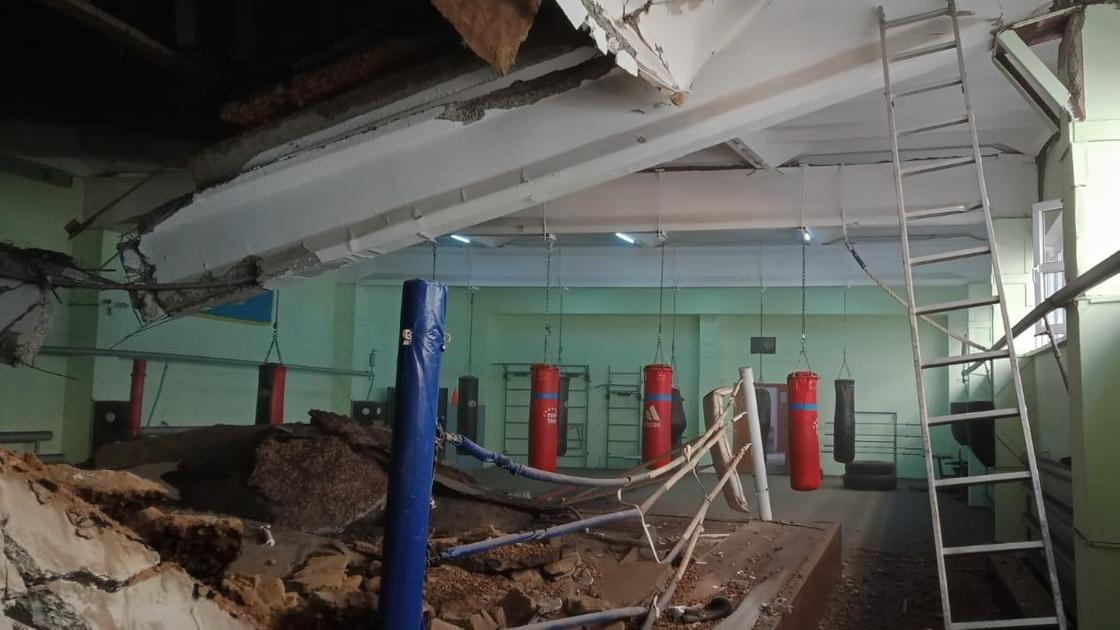 Обрушение крыши в Павлодаре
