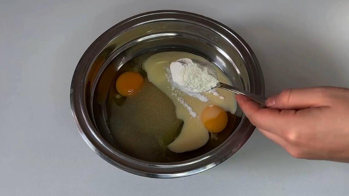 В миске смешивают яйца со сгущенкой и мукой