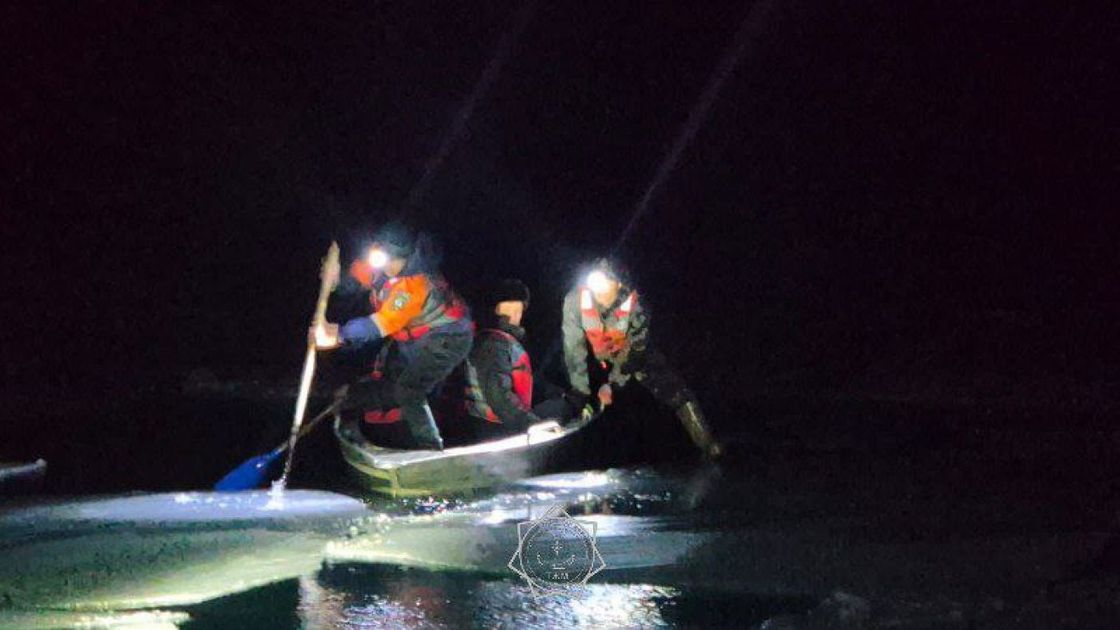 Спасатели с рыбаком в лодке