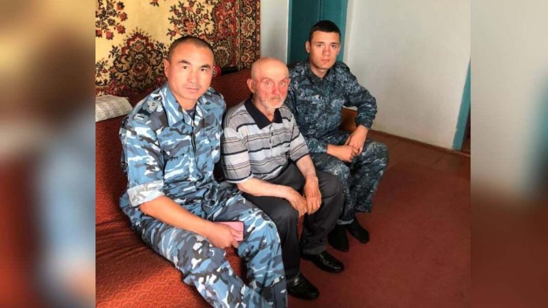 Житель Костанайской области Василий Герасимов и полицейские