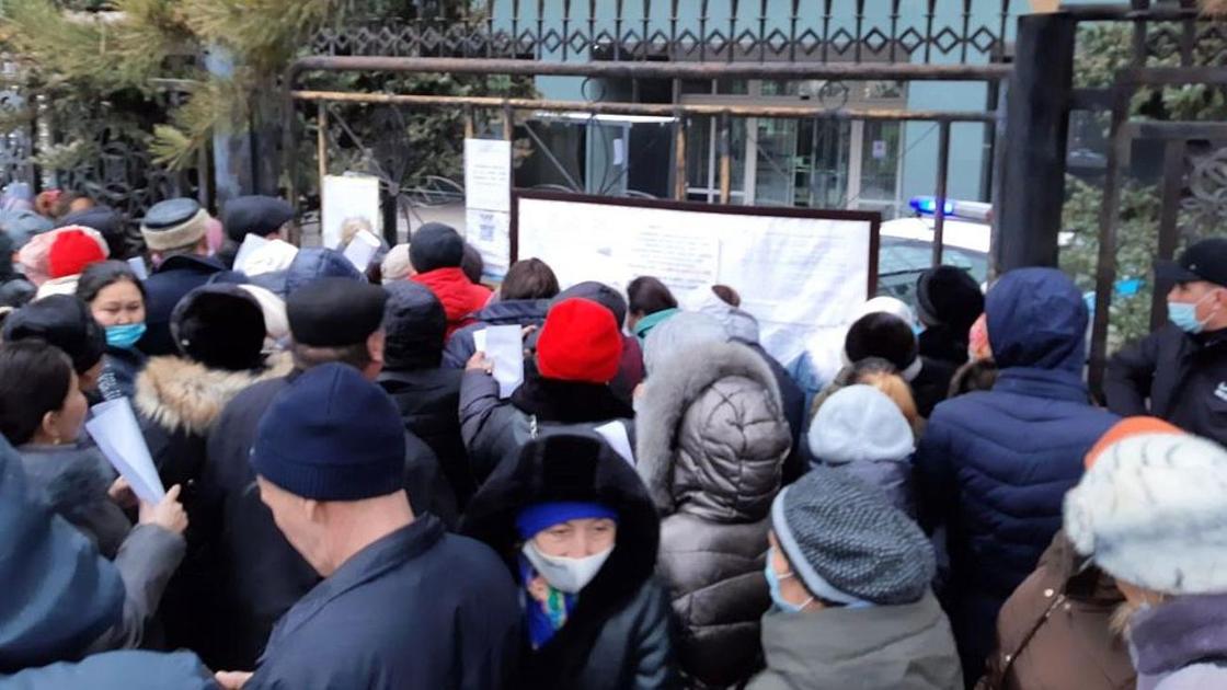 Люди собрались у здания АРРФР в Алматы