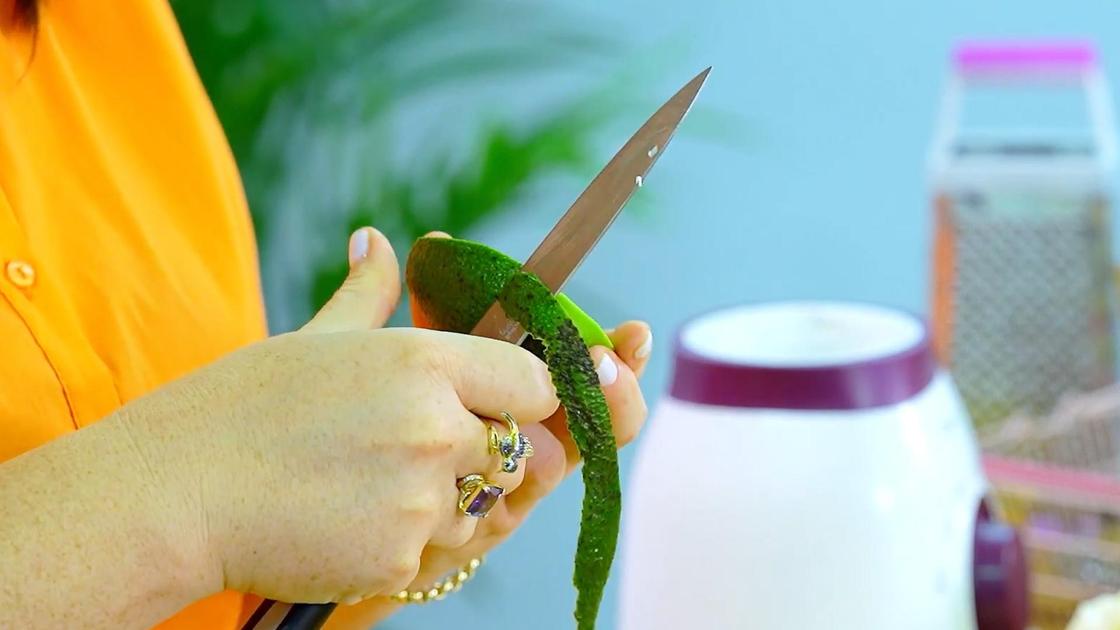 Авокадо очищают от кожуры ножом
