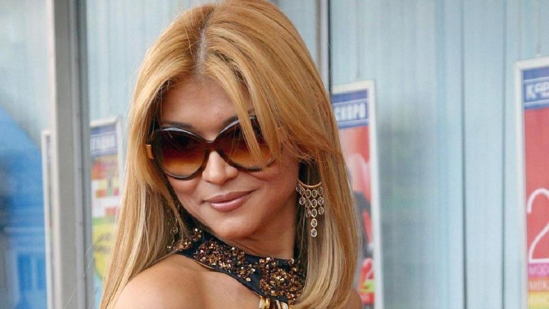 Гульнара Каримова позирует перед камерой