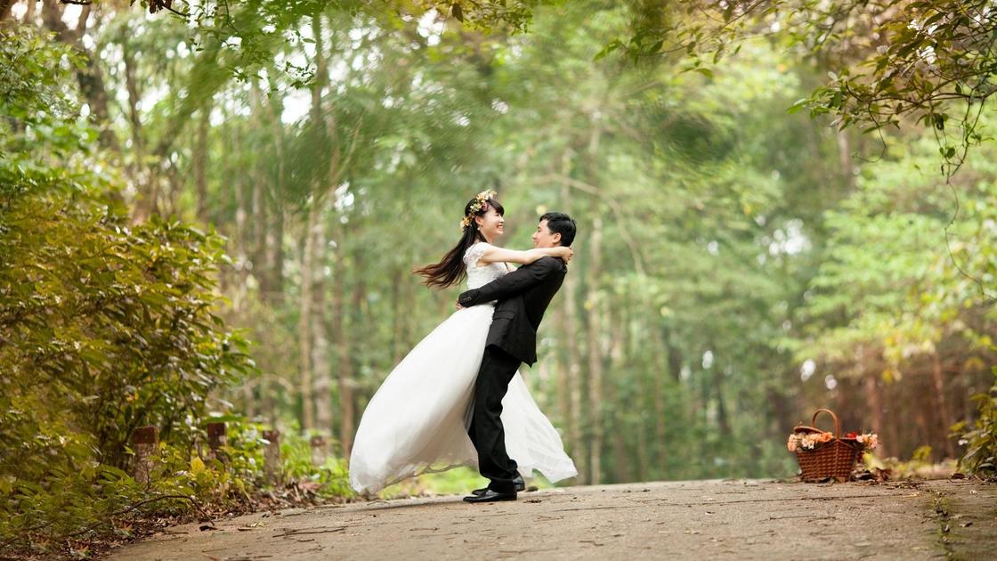 Невеста и жених в парке