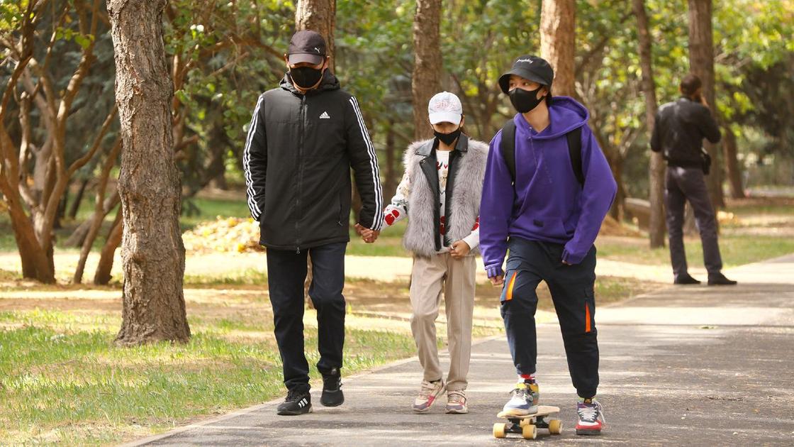 Люди в масках гуляют по городу