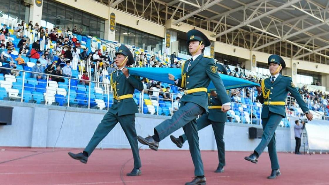 Знаменосцы на церемонии открытия XI летней универсиады в Туркестане