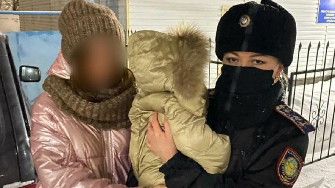 Женщина с ребенком и сотрудником полиции в Экибастузе