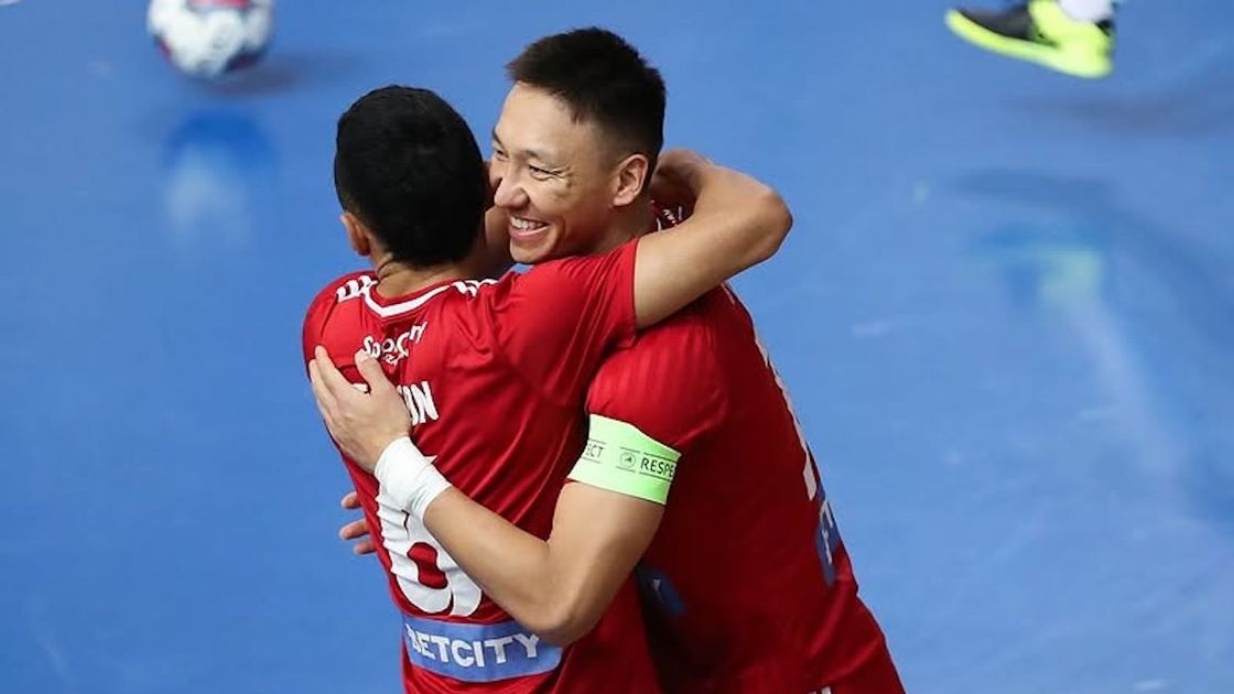 Казахстанские футзалисты Эдсон и Биржан Оразов (слева направо)