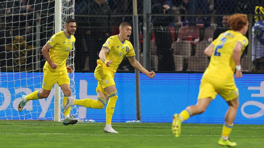 Футболисты сборной Украины празднуют гол