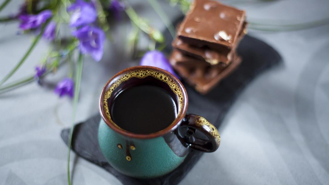 кофе с шоколадом на столе