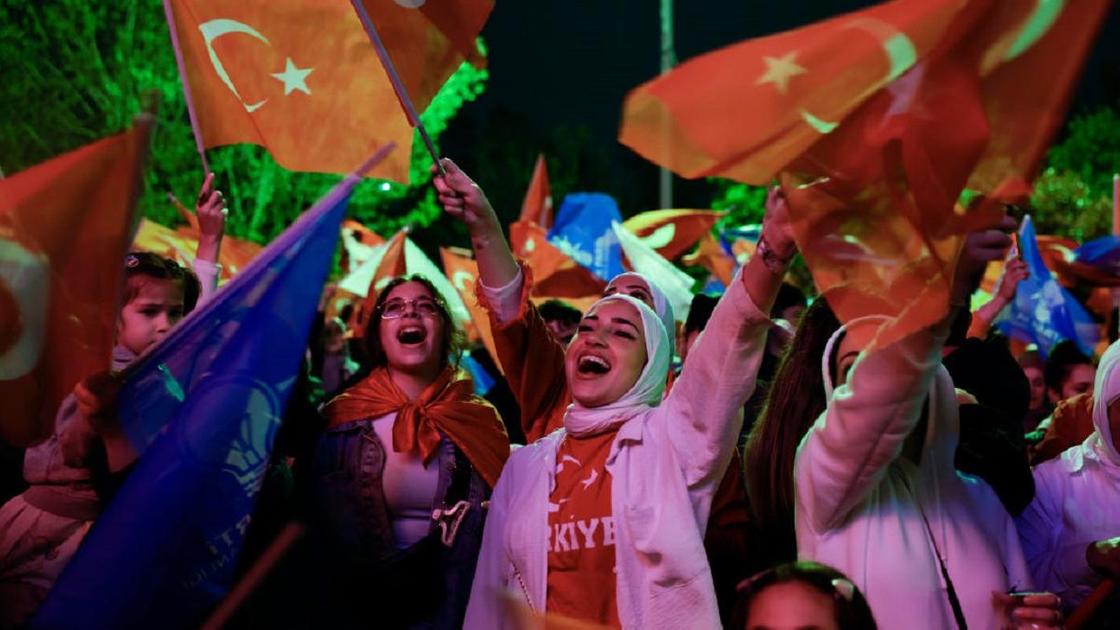 Празднование победы Эрдогана в Турции