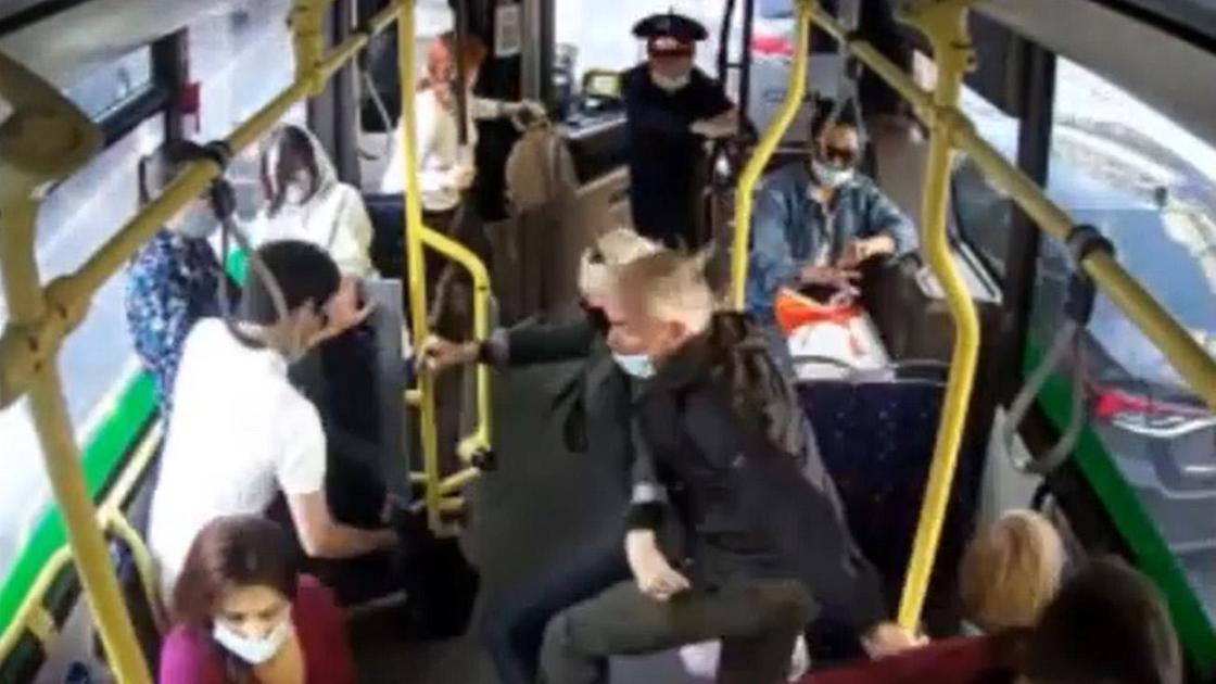 Люди падают в автобусе из-за резкого торможения