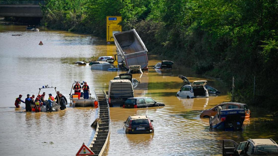 Несколько машин оказались под водой в результате наводнений