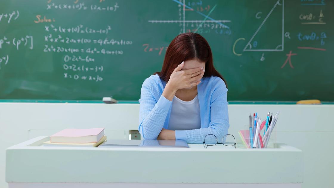 Учительница в школе