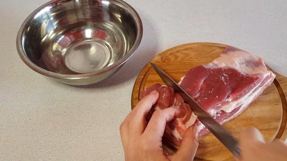 Нарезка мяса на разделочной доске