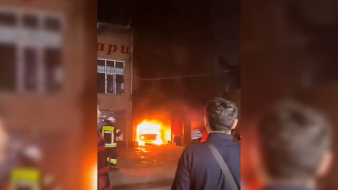 Пожарные тушат пожар