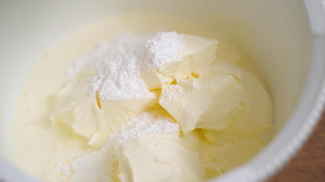 Ингредиенты для крема: сливочный сыр, сливки, сахарная пудра в чаше миксера