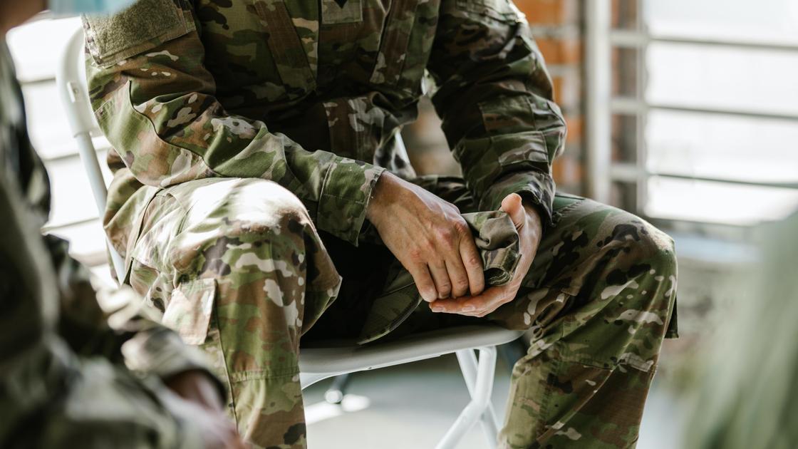 Солдат сидит на стуле