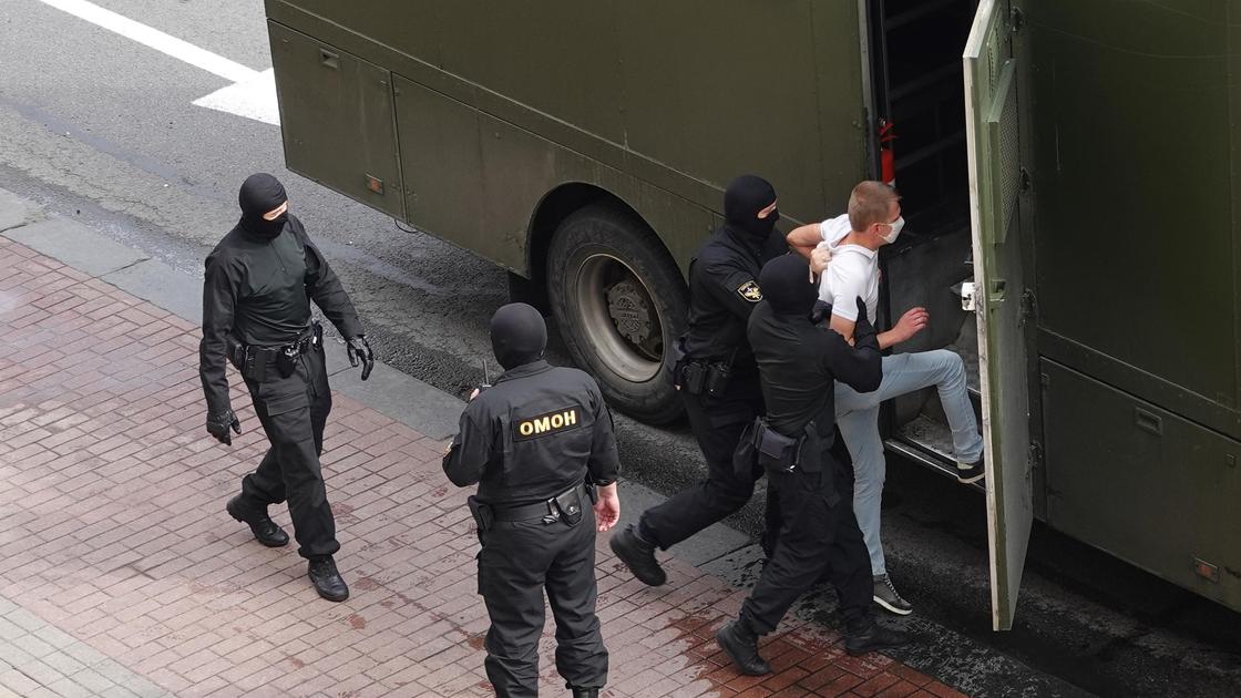 Задержание парня омоновцами Задержание парня омоновцами