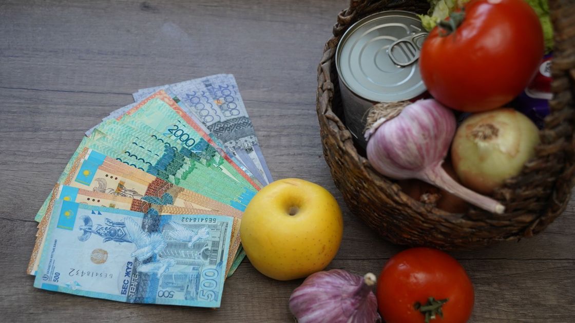 Деньги с продуктами лежат на столе