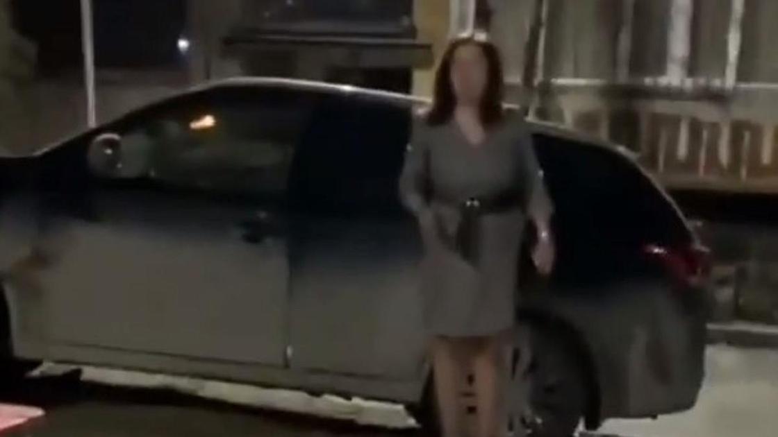 Женщина рядом с авто