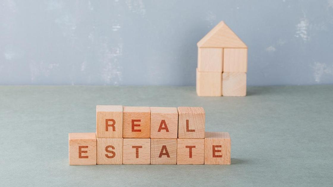 Надпись на кубиках Real estate