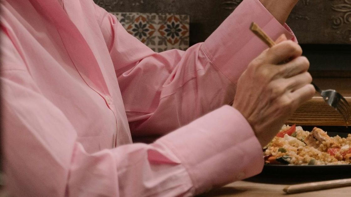 Женщина обедает