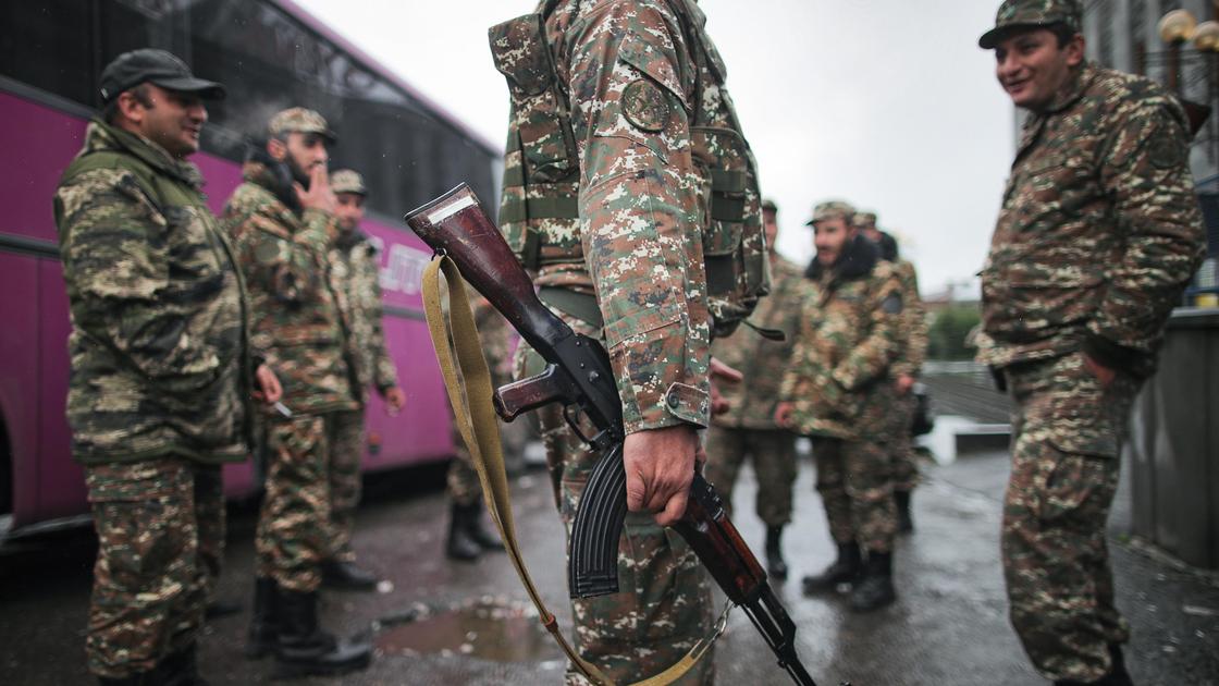 Военные стоят на улице Военные стоят на улице