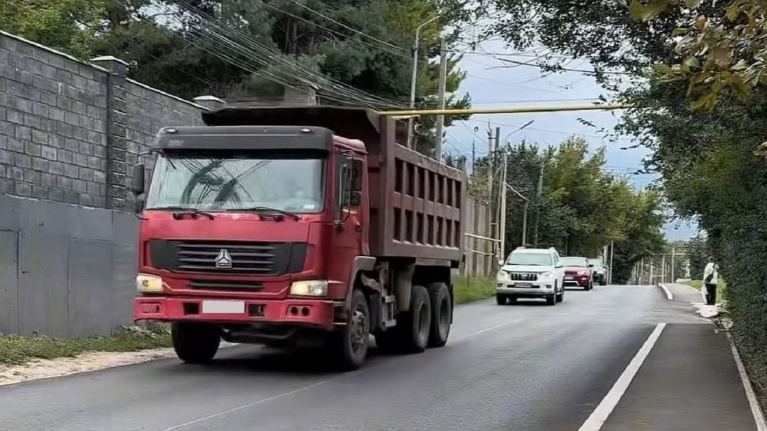 Машины едут по дороге
