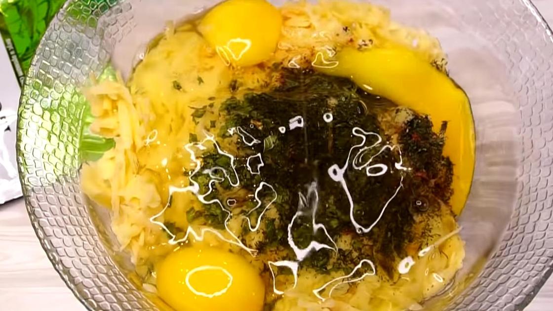 Яйца на картофельной массе