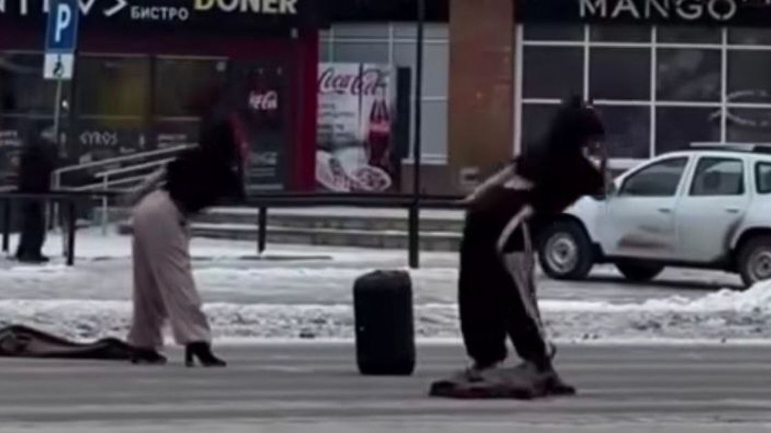 Девушки танцуют на дороге в Уральске