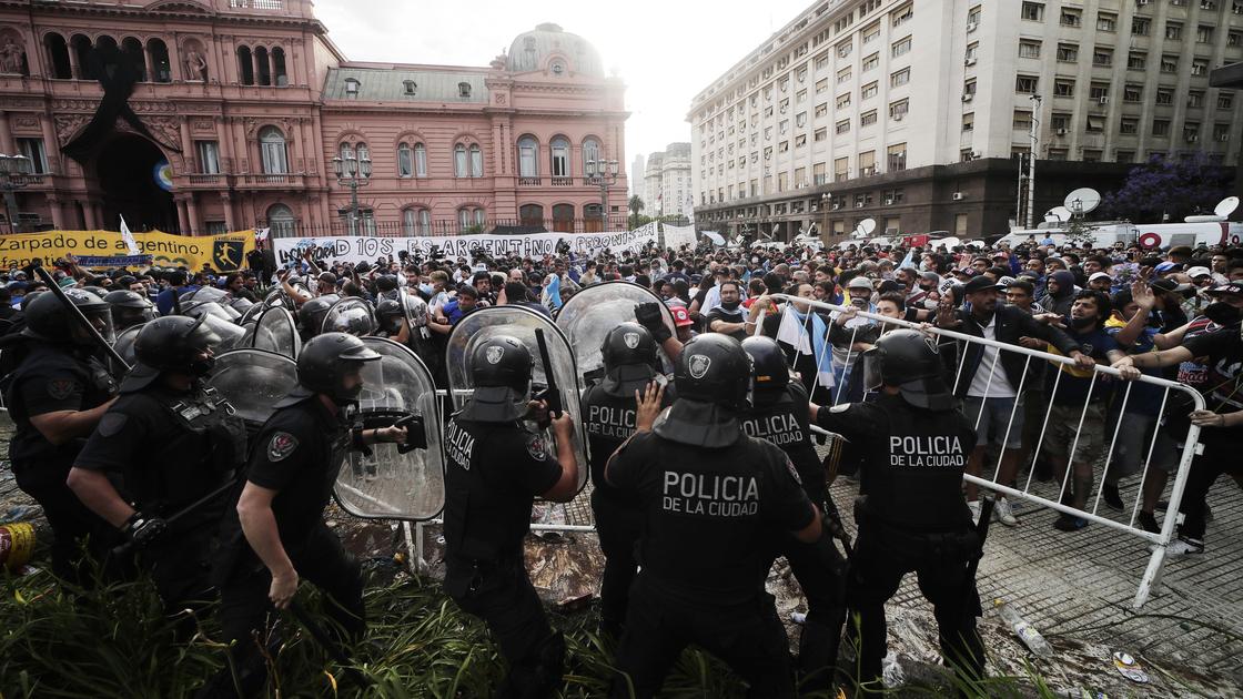 Беспорядки в Аргентине после смерти Марадоны
