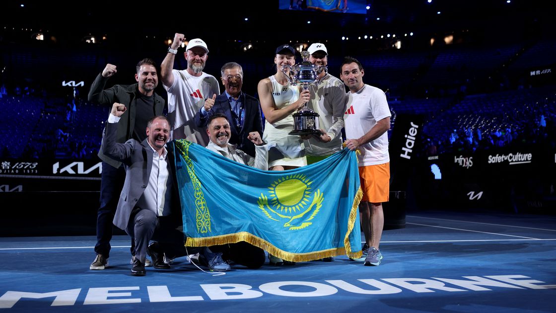 Елена Рыбакина с командой на АО-2026