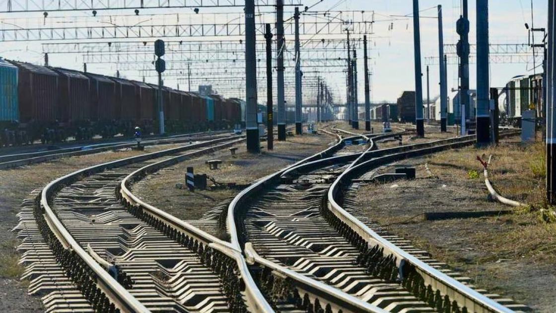 Рельсы и грузовые составы