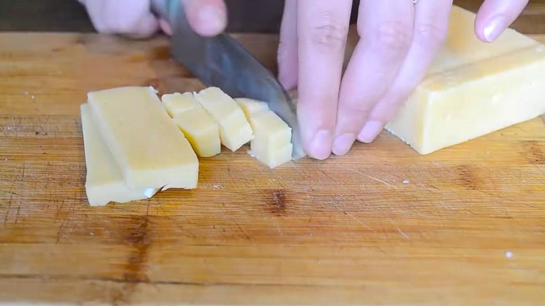 Нарезка твердого сыра для салата