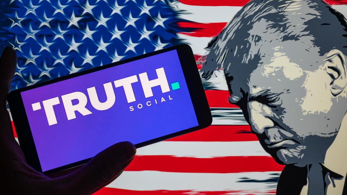 Логотип Truth Social, флаг США и фото Дональда Трампа