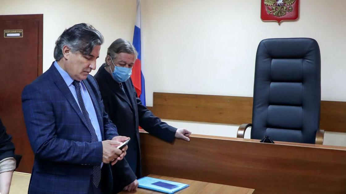 Эльман Пашаев и Михаил Ефремов в зале суда
