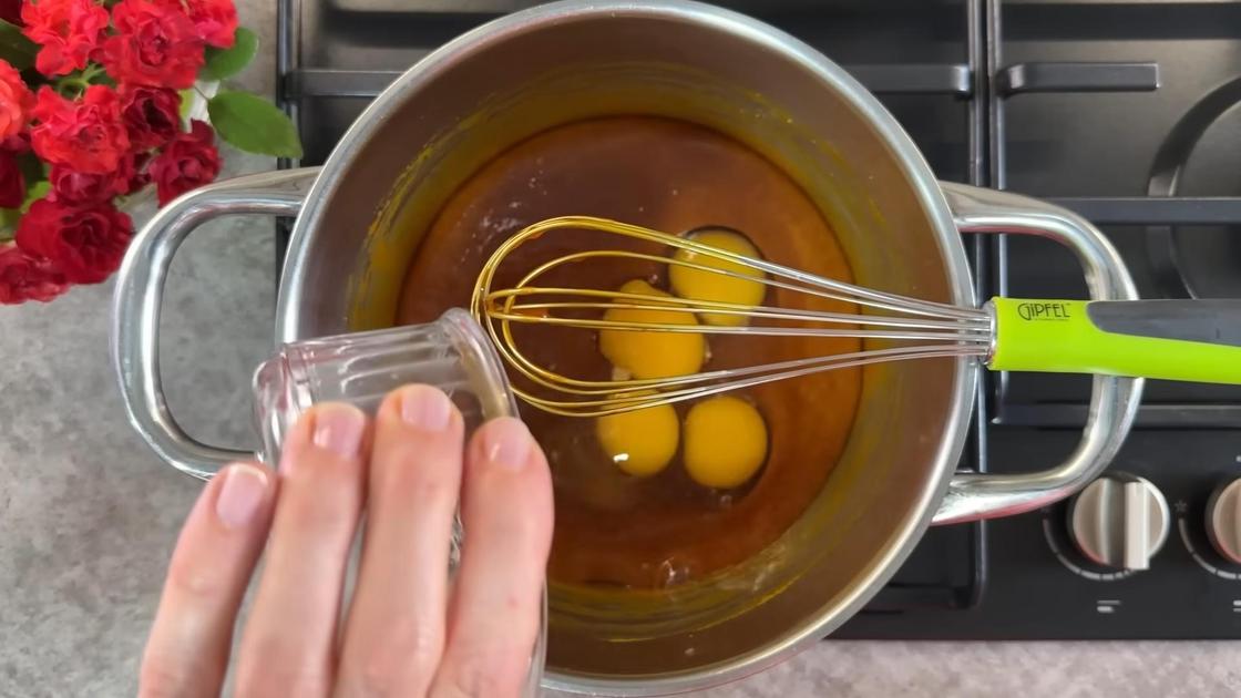 В кастрюлю с жидкой основой для теста добавляют яйца