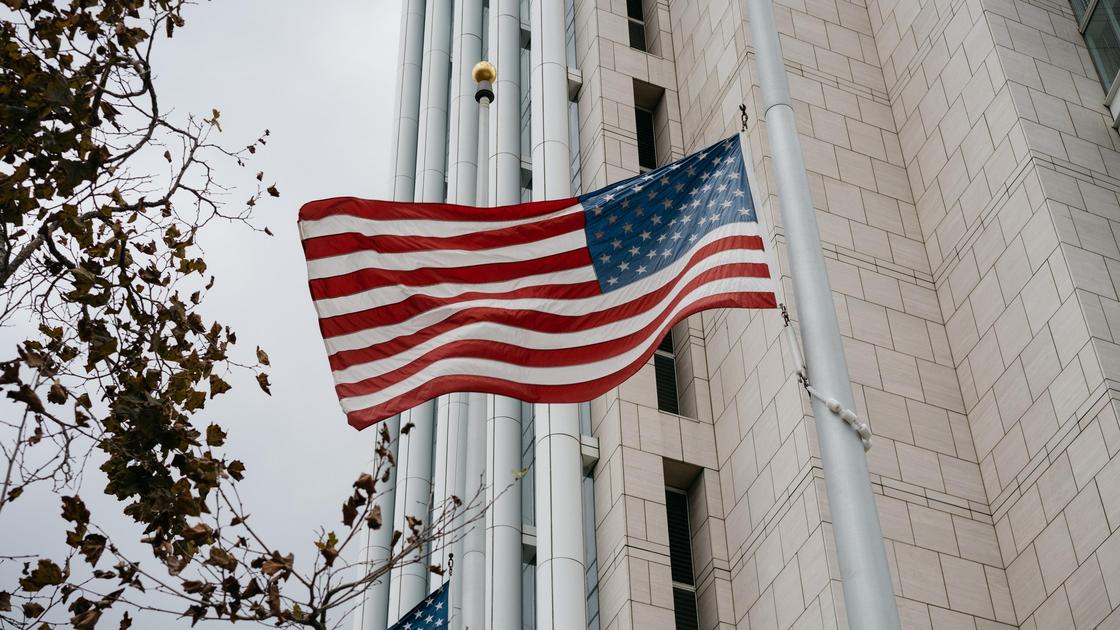 Флаг США висит у здания