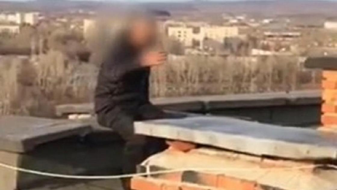 Мужчина пытался спрыгнуть с крыши в Усть-Каменогорске