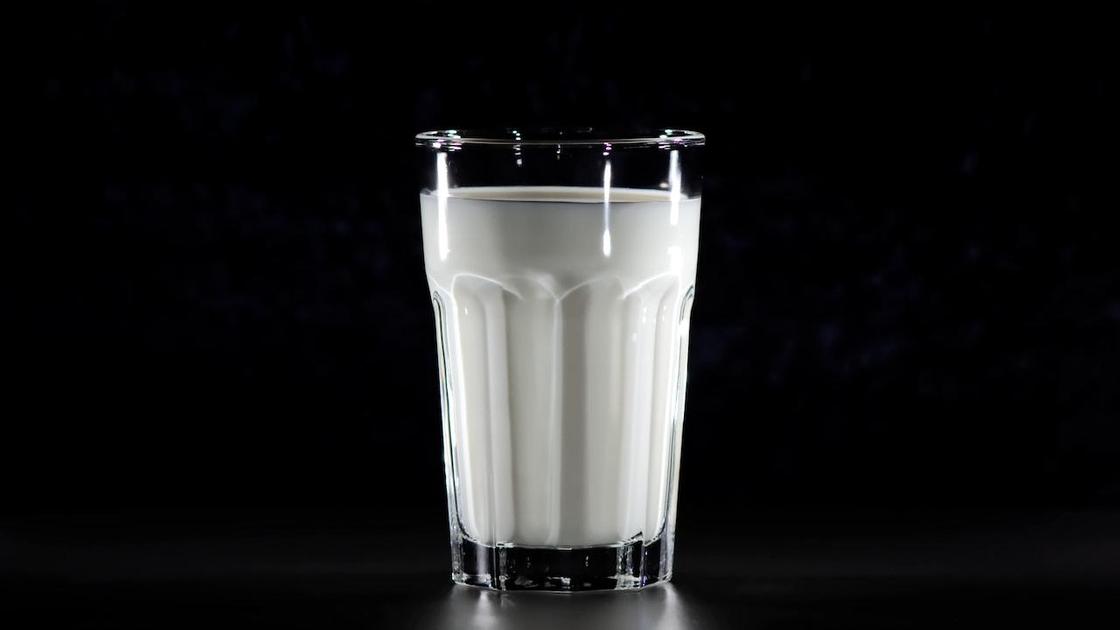 Молоко налито в стакан