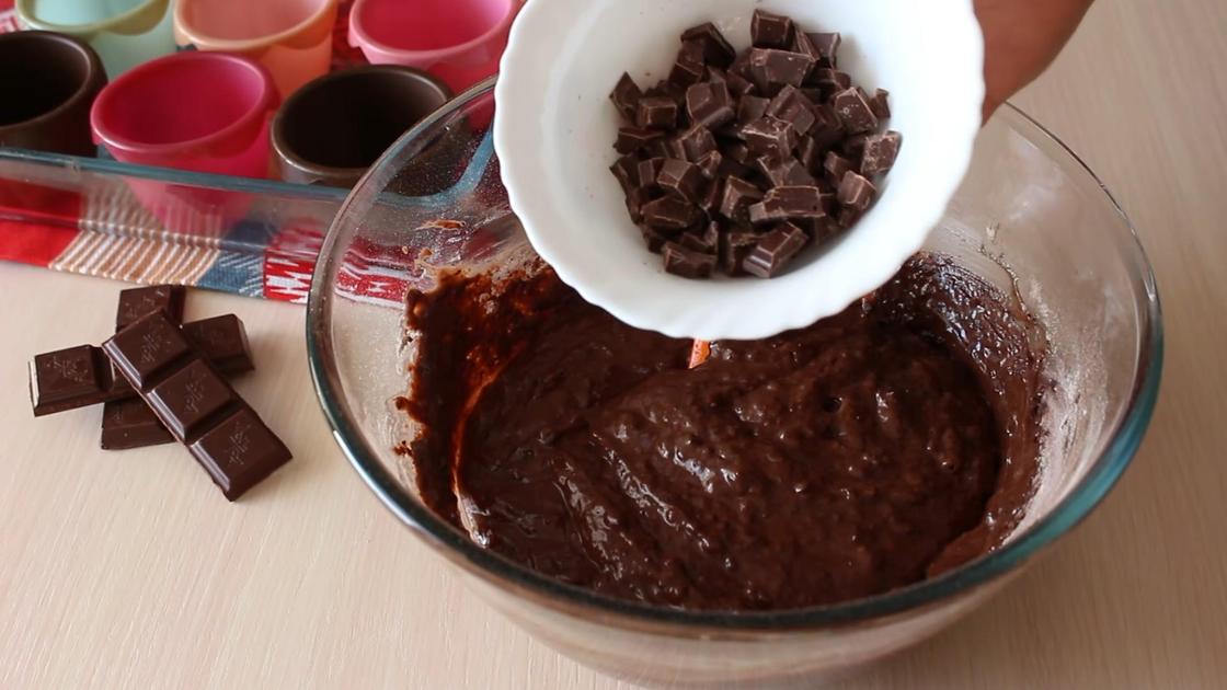 Добавление измельченного шоколада в миску с тестом
