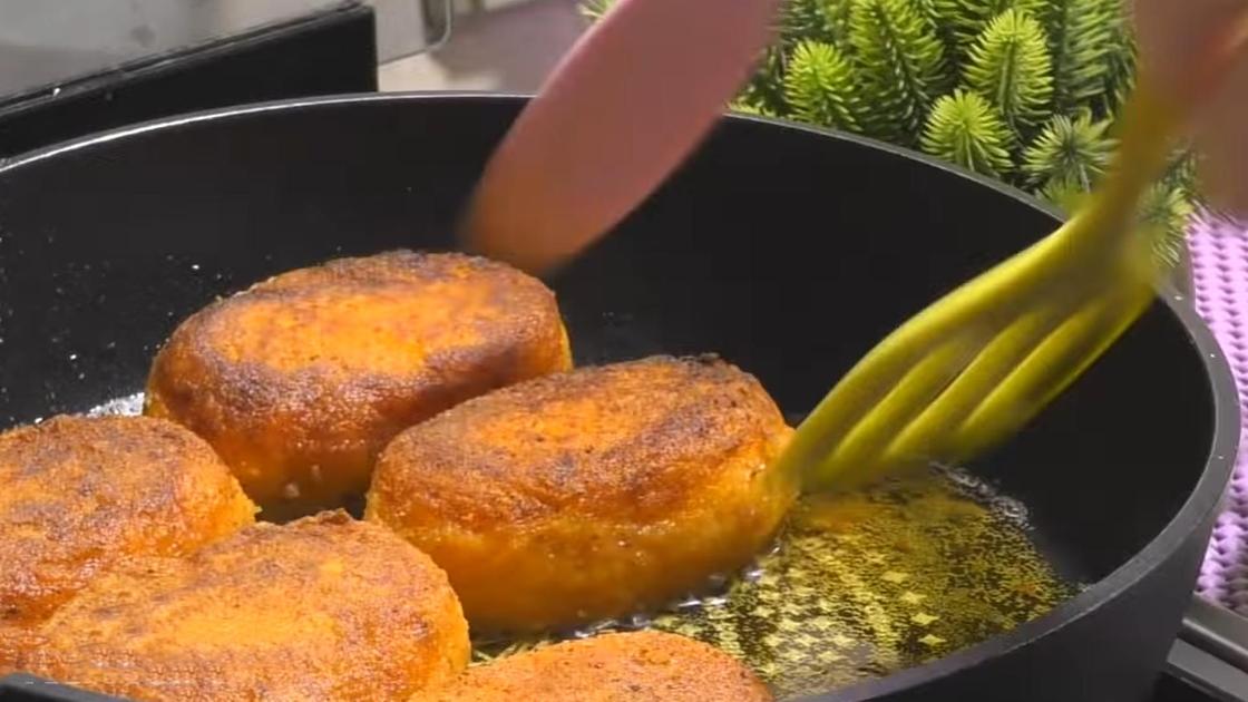 Жарение морковных котлет в сковороде на постном масле