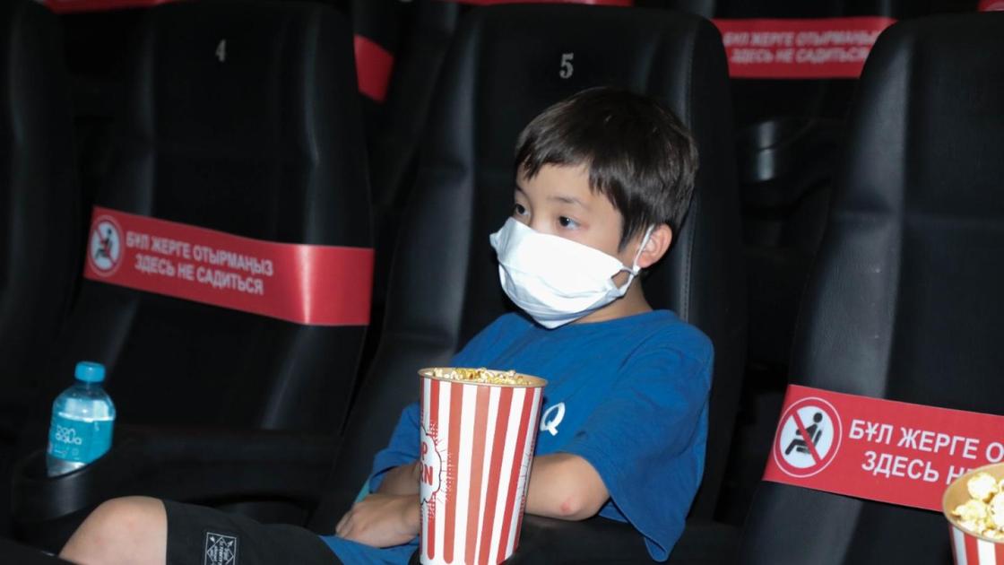 Ребенок в кинотеатре