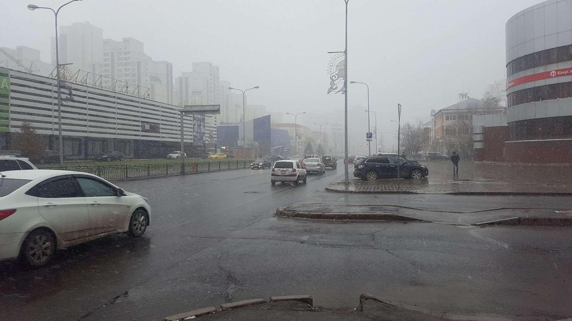 Улица города Нур-Султан в дождливую погоду Улица города Нур-Султан в дождливую погоду