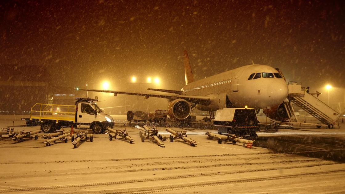 Снег идет в аэропорту