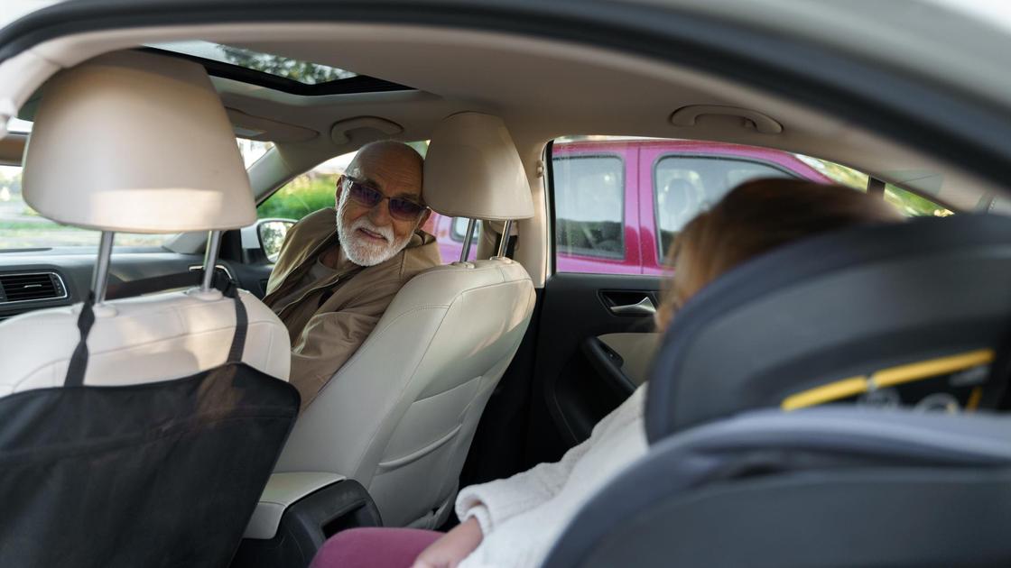 Дедушка и внучка в машине