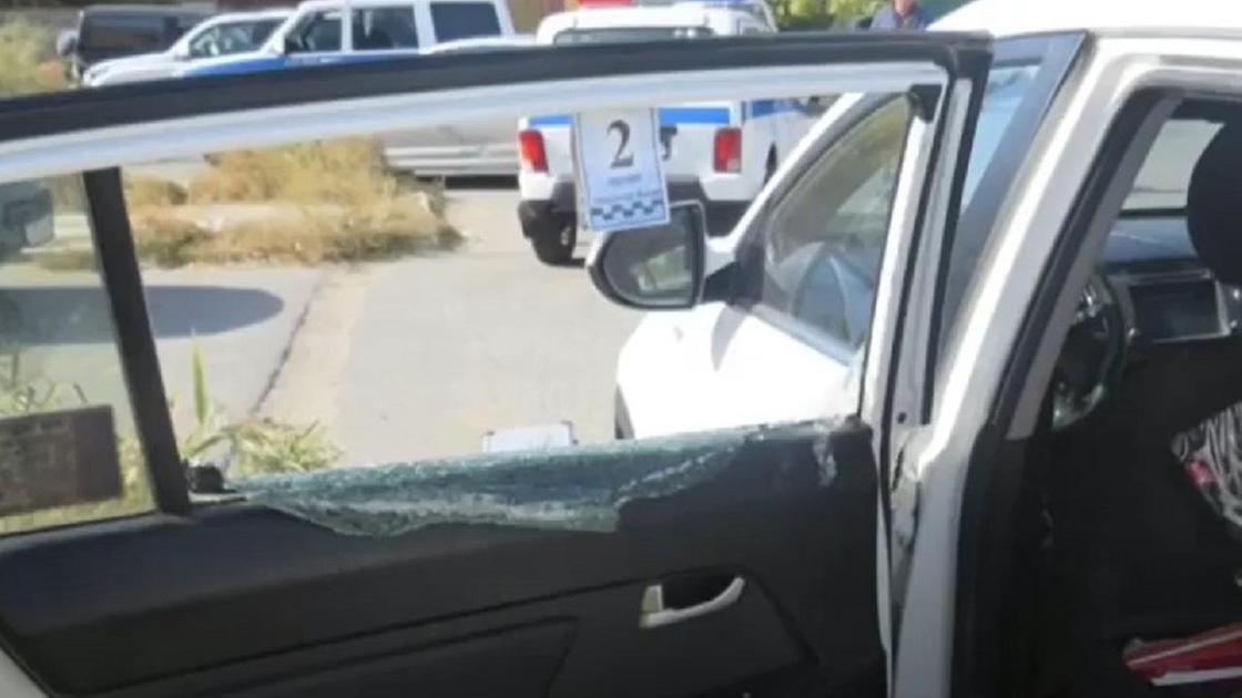 Разбитое стекло автомобиля в Атырау