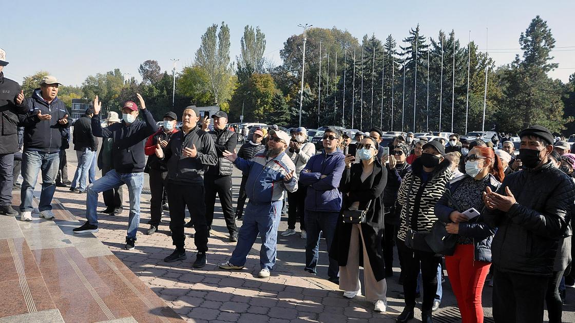 Митингующие на площади Ала-Тоо в Бишкеке Митингующие на площади Ала-Тоо в Бишкеке